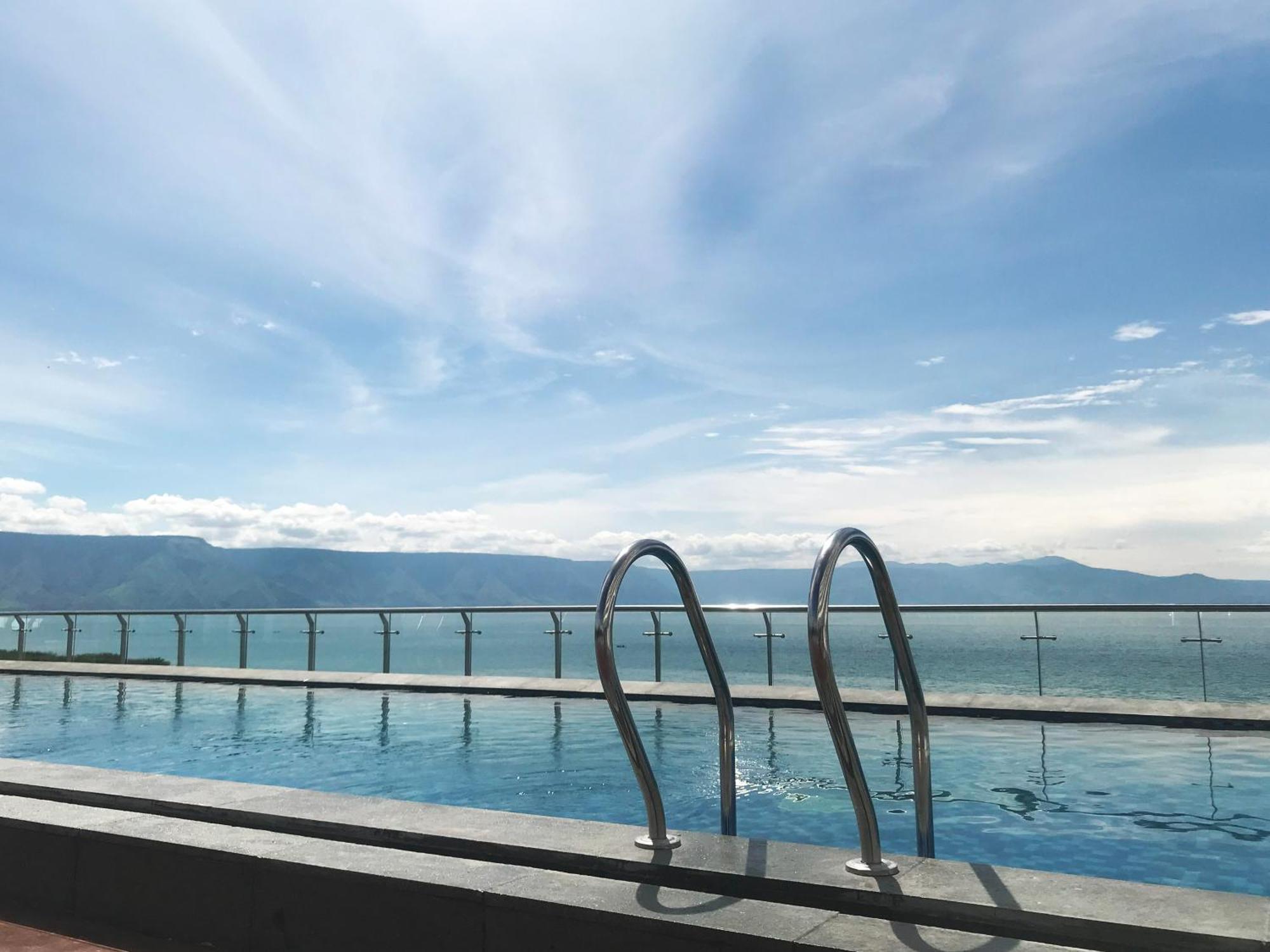 Labersa Hotel & Convention Center Samosir Sinapuran Exterior photo